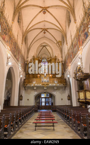 TRNAVA, Slovacchia - 14 ottobre 2014: la navata gotica della chiesa di San Nicola e per l'organo. Foto Stock