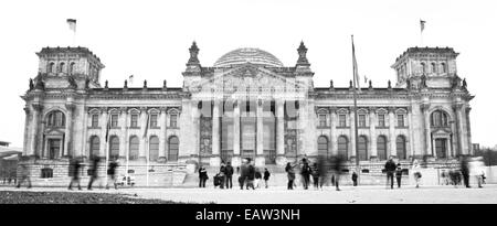 I turisti nella parte anteriore del Reichstag di Berlino. Germania. lunga esposizione Foto Stock