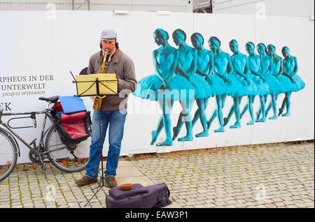 Musicista Unedentified riproduzione di musica sulla via Berlino. Foto Stock