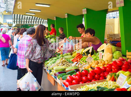 Venditori ambulanti vendono frutti nel mercato locale a Banja Luka Foto Stock