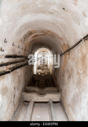 Tunnel interno dell'acquedotto Aguas Livres a Lisbona Foto Stock