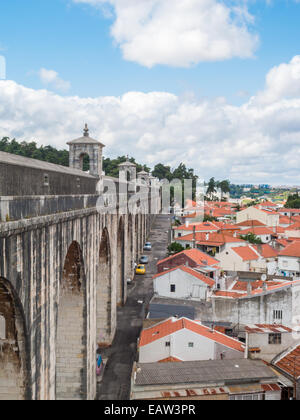 Vista dei tetti di Lisbona dall'acquedotto Foto Stock