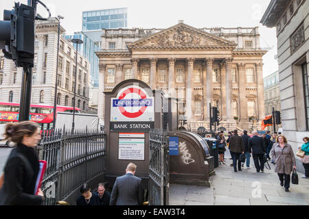 Il trasporto e il pendolarismo: Banca stazione della metropolitana di Londra ingresso in Princes Street City di Londra, London Underground segno, Mansion House dietro Foto Stock