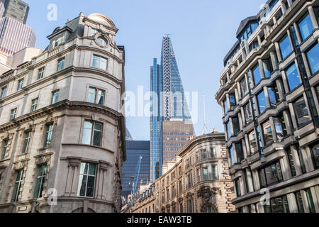 Il Landmark Cheesegrater edificio a 122 Leadenhall Street nella città di Londra visto lungo Threadneedle Street Foto Stock