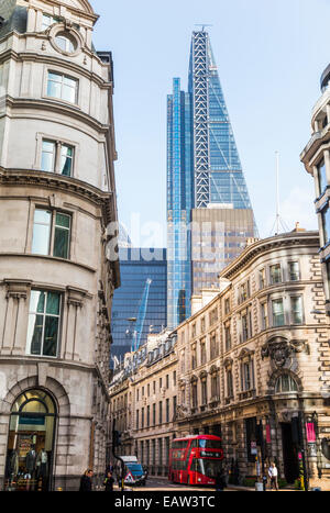 Il grattacielo moderno edificio Cheesegrater a 122 Leadenhall Street nella città di Londra visto lungo Threadneedle Street Foto Stock