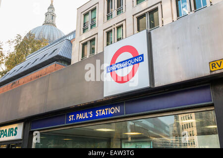 San Paolo Londra stazione della metropolitana sulla Central Line, ingresso nella città di Londra il quartiere finanziario con la mitica London Underground segno Foto Stock