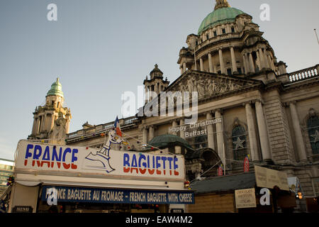 Natale mercato continentale Belfast Regno Unito. 17 novembre 2014. Una vista di Belfast City Hall con Natale Rench stallo nella parte anteriore Foto Stock