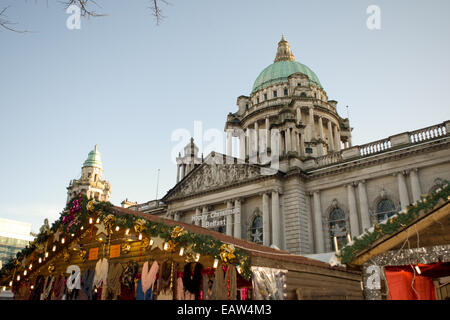 Natale mercato continentale Belfast Regno Unito. 17 novembre 2014. Una vista di Belfast City Hall con una bancarella di Natale nella parte anteriore Foto Stock