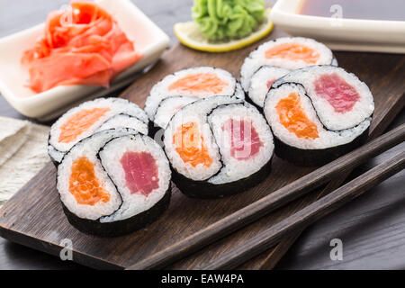 Yin Yang futomaki con tonno e salmone Foto Stock