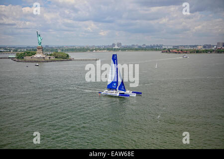 Armel Le Cleac'h e il maxi trimarano Solo Banque Populaire VII in stand by per il multiscafo Atlantico del Nord solo tentativo di record, New York Manhattan, Stati Uniti d'America. Foto Stock