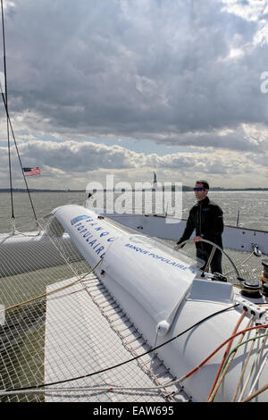 Armel Le Cleac'h e il maxi trimarano Solo Banque Populaire VII in stand by per il multiscafo Atlantico del Nord solo tentativo di record, New York Manhattan, Stati Uniti d'America. Foto Stock