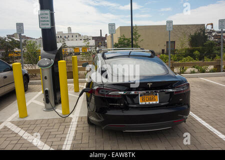 Il veicolo elettrico stazione di carica in Brooklyn NYC Foto Stock