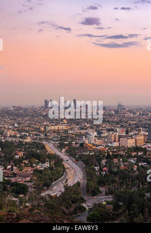 Los Angeles city skyline del centro di tutta Hollywood. Superstrada 101. Vista da Hollywood Bowl si affacciano a Mulholland Drive. Foto Stock