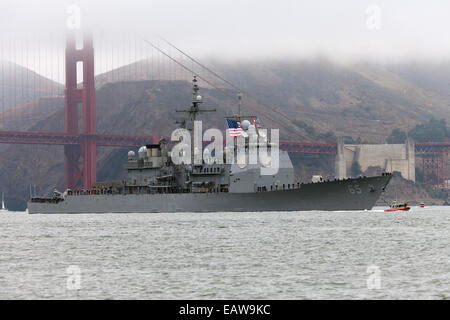 Il Ticonderoga-class guidato-missili cruiser USS Chosin (Cg-65) entra nella Baia di San Francisco nel mese di ottobre del 2014. Foto Stock