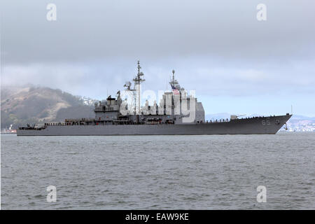 Il Ticonderoga-class guidato-missili cruiser USS Chosin (Cg-65) entra nella Baia di San Francisco nel mese di ottobre del 2014. Foto Stock