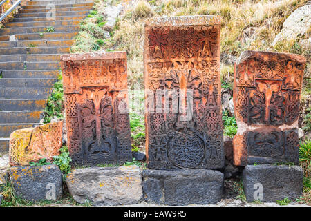 Khachkars sono comunemente utilizzate come pietra tombale ma qualche volta sono anche utilizzate come memoriali. Foto Stock