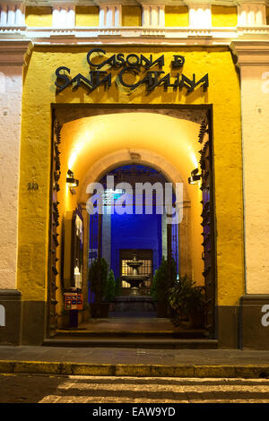 Ingresso del La Casona de Santa Catalina su Santa Catalina street nel centro della città di Arequipa, Perù illuminata di sera Foto Stock