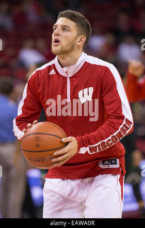 19 novembre 2014: Wisconsin Badgers avanti Zak Showalter #3 prima della NCAA pallacanestro tra il Wisconsin Badgers e il Green Bay Phoenix a Kohl Center a Madison, WI. Wisconsin sconfitto il Green Bay 84-60. John Fisher/CSM Foto Stock