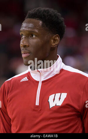 19 novembre 2014: Wisconsin Badgers avanti Nigel Hayes #10 prima della NCAA pallacanestro tra il Wisconsin Badgers e il Green Bay Phoenix a Kohl Center a Madison, WI. Wisconsin sconfitto il Green Bay 84-60. John Fisher/CSM Foto Stock