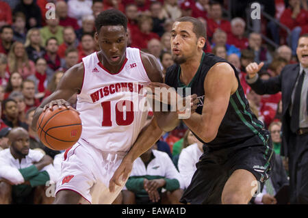 19 novembre 2014: Wisconsin Badgers avanti Nigel Hayes #10 unità linea di base durante il NCAA pallacanestro tra il Wisconsin Badgers e il Green Bay Phoenix a Kohl Center a Madison, WI. Wisconsin sconfitto il Green Bay 84-60. John Fisher/CSM Foto Stock