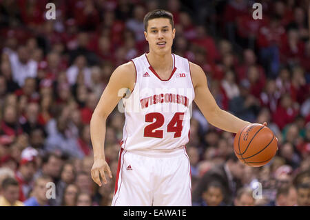 19 novembre 2014: Wisconsin Badgers guard Bronson Koenig #24 durante l'azione di gioco del NCAA pallacanestro tra il Wisconsin Badgers e il Green Bay Phoenix a Kohl Center a Madison, WI. Wisconsin sconfitto il Green Bay 84-60. John Fisher/CSM Foto Stock