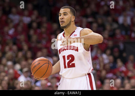 19 novembre 2014: Wisconsin Badgers guard Traevon Jackson #12 dirige il reato durante il NCAA pallacanestro tra il Wisconsin Badgers e il Green Bay Phoenix a Kohl Center a Madison, WI. Wisconsin sconfitto il Green Bay 84-60. John Fisher/CSM Foto Stock