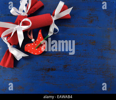 Vacanze di Natale festoso stile naturale legno red polka dot bird e ornamenti fatti a mano Foto Stock