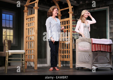 Apertura notturna Curtain Call per troppo sole a Vigna del teatro. Dotato di: Linda Lavin,Jennifer Westfeldt dove: New York New York, Stati Uniti quando: 19 Maggio 2014 Foto Stock