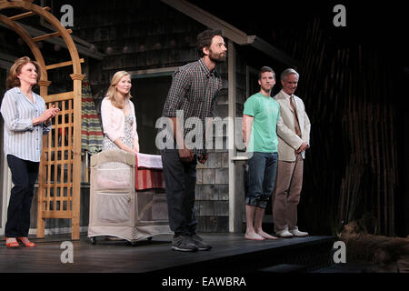 Apertura notturna Curtain Call per troppo sole a Vigna del teatro. Dotato di: Linda Lavin,Jennifer Westfeldt,Ken Barnett,Matt Dickson,Richard Bekins dove: New York New York, Stati Uniti quando: 19 Maggio 2014 Foto Stock