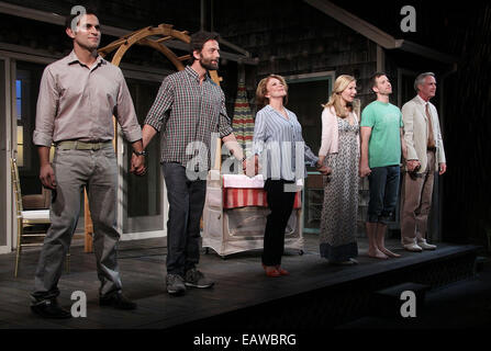 Apertura notturna Curtain Call per troppo sole a Vigna del teatro. Dotato di: Matt Dellapina,Ken Barnett,Linda Lavin,Jennifer Westfeldt,Matt Dickson,Richard Bekins dove: New York New York, Stati Uniti quando: 19 Maggio 2014 Foto Stock