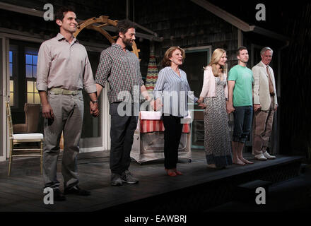 Apertura notturna Curtain Call per troppo sole a Vigna del teatro. Dotato di: Matt Dellapina,Ken Barnett,Linda Lavin,Jennifer Westfeldt,Matt Dickson,Richard Bekins dove: New York New York, Stati Uniti quando: 19 Maggio 2014 Foto Stock