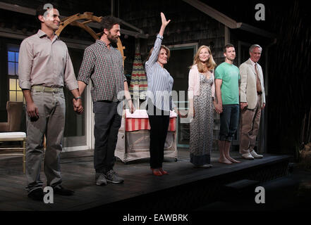 Apertura notturna Curtain Call per troppo sole a Vigna del teatro. Dotato di: Matt Dellapina,Ken Barnett,Linda Lavin,Jennifer Westfeldt,Matt Dickson,Richard Bekins dove: New York New York, Stati Uniti quando: 19 Maggio 2014 Foto Stock