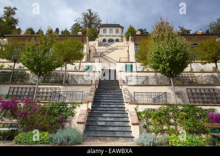 Praga, Repubblica Ceca - 10 Ottobre 2012: La piccola Fürstenberg giardino vicino al Castello di Praga è un bellissimo e imponente in stile rococò Foto Stock