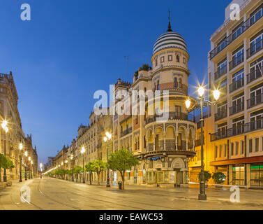 Siviglia, Spagna - 29 ottobre 2014: l'edificio in stile neo-stile mudéjar su Avenida de la Constitucion street in mattinata al tramonto. Foto Stock