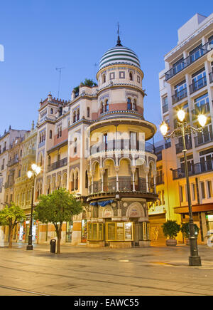 Siviglia, Spagna - 29 ottobre 2014: l'edificio in stile neo-stile mudéjar su Avenida de la Constitucion street in mattinata al tramonto. Foto Stock