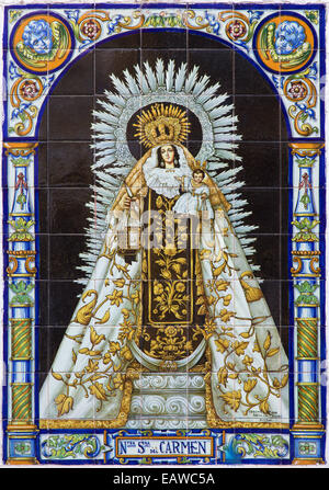 Siviglia - Le piastrelle di ceramica Madonna (Nostra Senora del Carmen) sulla facciata della chiesa di Santa Catalina Foto Stock