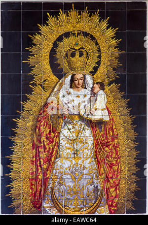 Siviglia, Spagna - 29 ottobre 2014: le piastrelle di ceramica Madonna nella chiesa basilica del Maria Auxiliadora Foto Stock