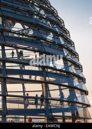 Cupola di vetro sulla parte superiore del Reichstag di Berlino, la casa tedesca del parlamento (progettato dall architetto Sir Norman Foster). Foto Stock