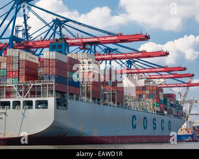 La nave cargo " COSCO speranza" (142'000 tonnellate di stazza lorda) viene caricata al terminale per container Tollerort nel porto di Amburgo, Germania. Foto Stock