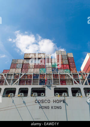 La nave cargo " COSCO speranza" (142'000 tonnellate di stazza lorda) viene caricata al terminale per container Tollerort nel porto di Amburgo, Germania. Foto Stock