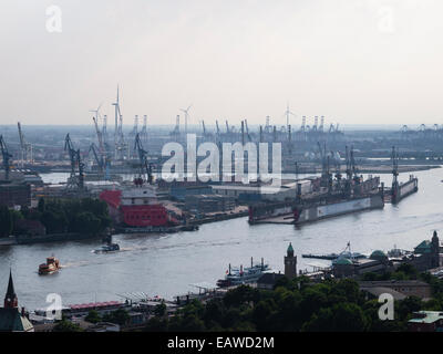 Vista del porto di Amburgo con il St Pauli Piers (anteriore), il dock del costruttore navale "+Blohm Voss" (MID) e il porto di gru (retro) Foto Stock