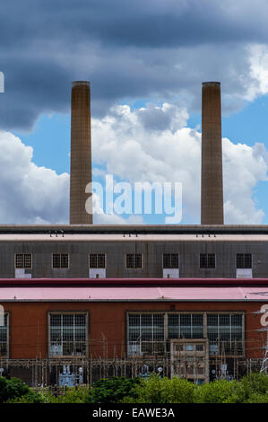 Ciminiere salire dal soffitto di una centrale elettrica. Foto Stock