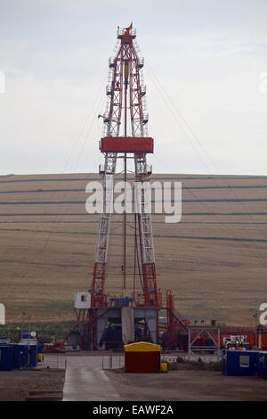 Girato a colori di un gas di scisto piattaforma di perforazione su un campo. Foto Stock