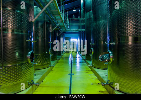 Una cantina utilizza sterile di serbatoi in acciaio inox per fermentare il vino. Foto Stock