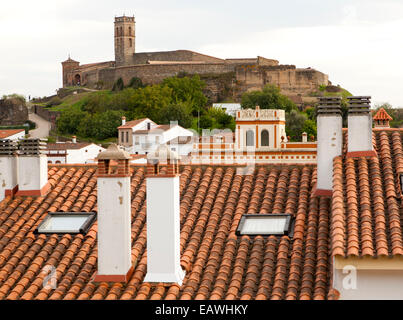 La torre e la moschea moresca, sopra il villaggio di Almonaster La Real, Sierra de Aracena, provincia di Huelva, Spagna Foto Stock