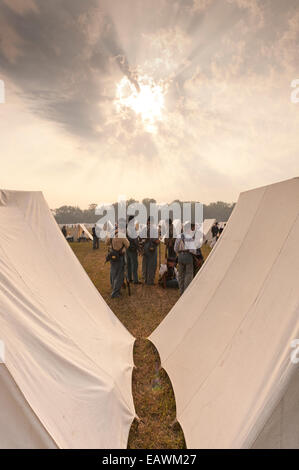 Sunrise a camp durante la prima battaglia di Manassas Guerra civile rievocazione storica. Foto Stock