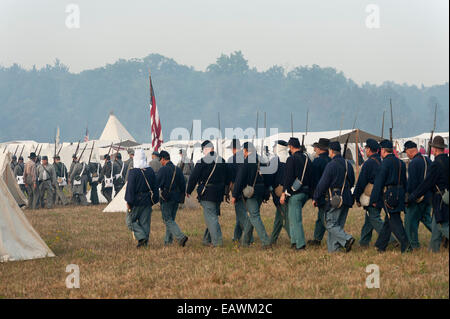 Soldati marzo nella prima battaglia di Manassas Guerra civile rievocazione storica. Foto Stock