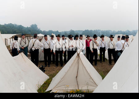 Allineare i soldati in una prima battaglia di Manassas Guerra civile rievocazione storica. Foto Stock