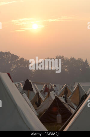 Sunrise a una guerra civile rievocazione storica encampment. Foto Stock