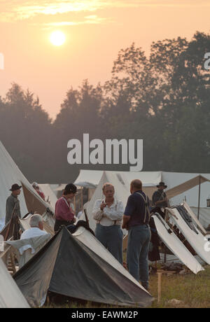 Soldati a sunrise durante una guerra civile rievocazione storica encampment. Foto Stock